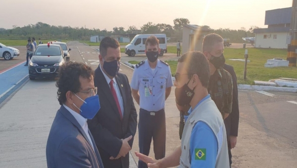 Rocha e Luiz Gonzaga recepcionam Mourão na pista do Aeroporto de Rio Branco 